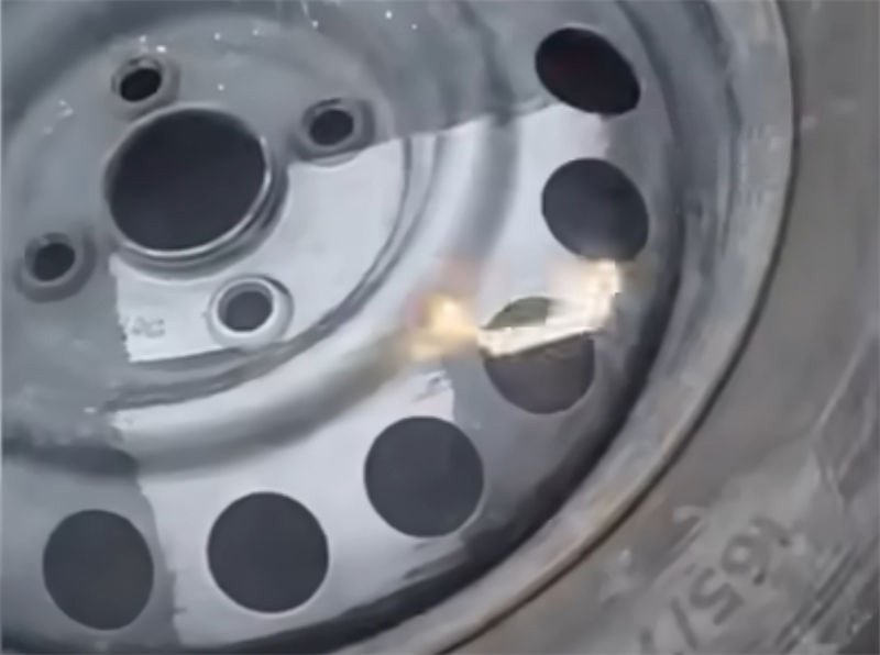 A laser cleaning tool efficiently removing dirt and rust from a car wheel hub