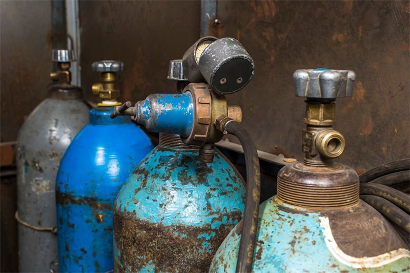 Gas cylinders with regulators for industrial use