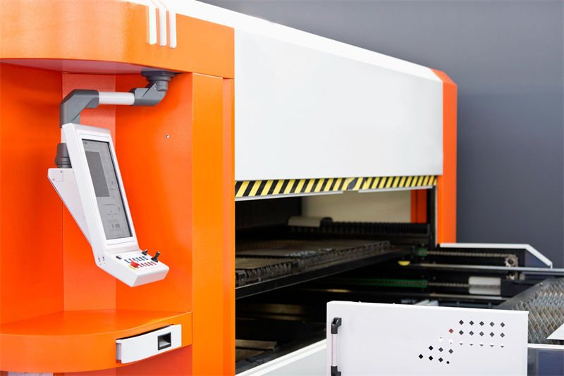 Fiber laser cutting machine with an integrated control panel