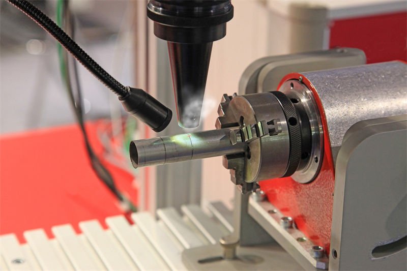 Laser welding of a metal tube using inert gases